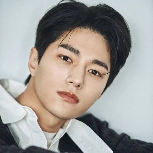 Kim Myung Soo (L) 15