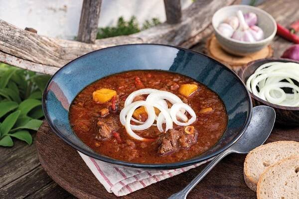 Recept na hovězí guláš, který bude chutnat každému