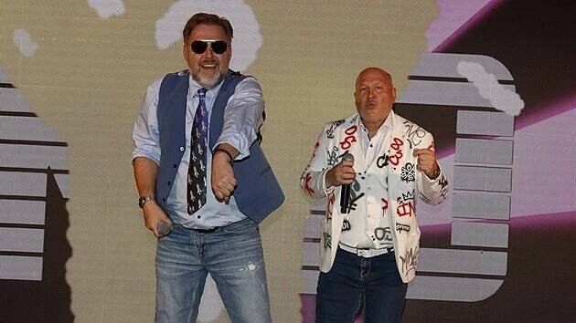 CD Funky 2 se křtilo 20. listopadu 2023 ve vinárně pražského Obecního domu. Na fotografii Roman Ondráček a Michal David při společném vystoupení před incidentem.