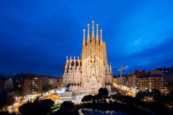 barcelona, španělsko - duben 10,2018 : noční pohled na sagrada familia, velký římskokatolický kostel v barceloně, španělsko, navržený katalánským architektem antoni gaudi. - sagrada família - stock snímky, obrázky a fotky