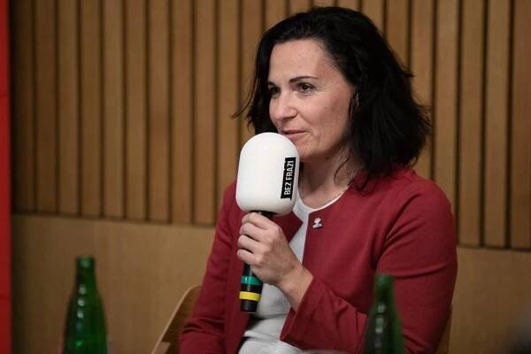 Lenka Kovářová | Osobnosti | Bez Frází
