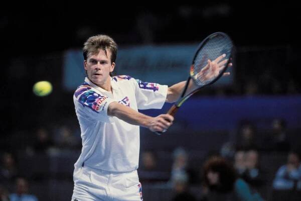 Stefan Edberg war einer der elegantesten Netzspieler seiner Zeit. Mit 6 Grand-Slam-Titeln und 41 Karrieresiegen prägte er die späten 80er und frühen 90er. Sein flüssiges Serve-and-Volley, seine Fairness und sein klassischer Stil machten ihn zum Vorbild für viele – auf und neben dem Platz. Besonders stark war er auf Rasen und Hartplatz.