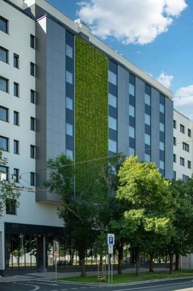 Zelená fasáda na bytovém domě Green Atrium | Zelená fasáda a Živá stěna 