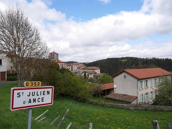 Súbor:Saint-Julien-d'Ance - Vue générale.jpg