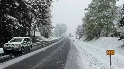 Sníh zasypal Šumavu. Na Lipensku uvázla nákladní auta, silnice je nesjízdná