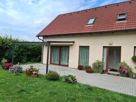 Pergola Eva, okres Praha-východ | Atypy s.r.o. - dodáváme hliníkové pergoly se stahovací střechou (www.atypy.cz)