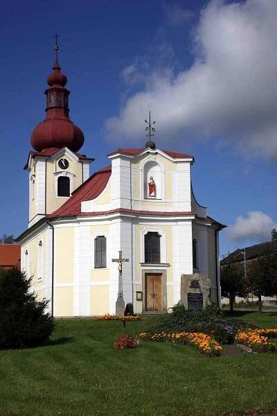 Santiniho stavby na Vysočině - kostel svatých Petra a Pavla v Horní Bobrové.