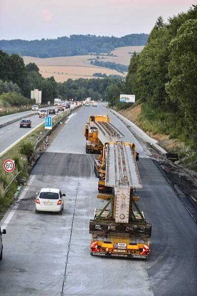 Doprava na D1 na Benešovsku byla přerušena kvůli montáži nosníků