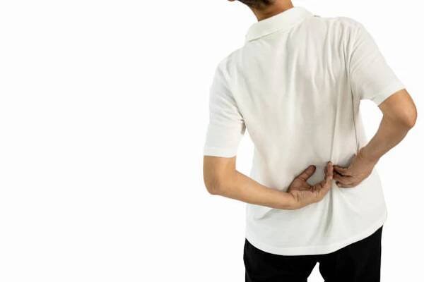 asijský muž středního věku s bolestivým v zadním nebo kostním kloubu dolní páteře, lumbago bolest,dospělý muž trpící bolestmi zad,bolesti svalů,zánět svalové tkáně,izolovaný na bílém pozadí - myositis - stock snímky, obrázky a fotky
