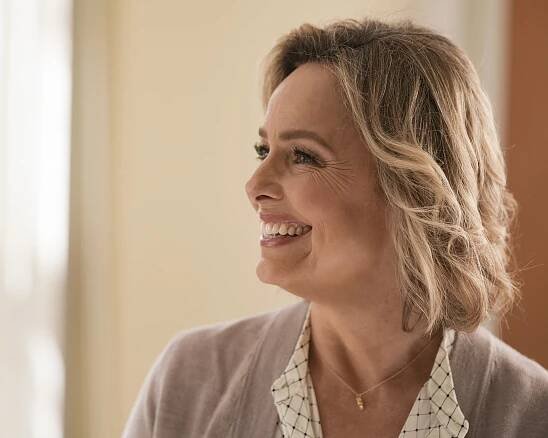 A Million Little Things - Out of Hiding - Z filmu - Melora Hardin