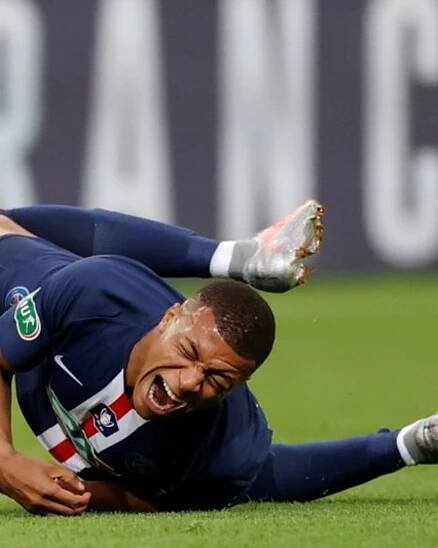 PSG beat 10-man St Etienne to win French Cup but Mbappe injured
