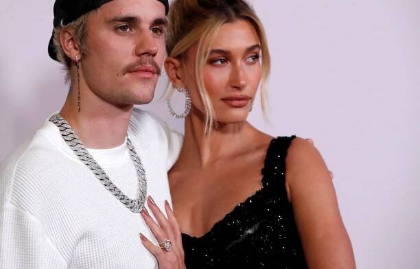 Rozepnutá košile, tenisky a odvážné šaty. Manželé Bieberovi se setkali s Macronem
