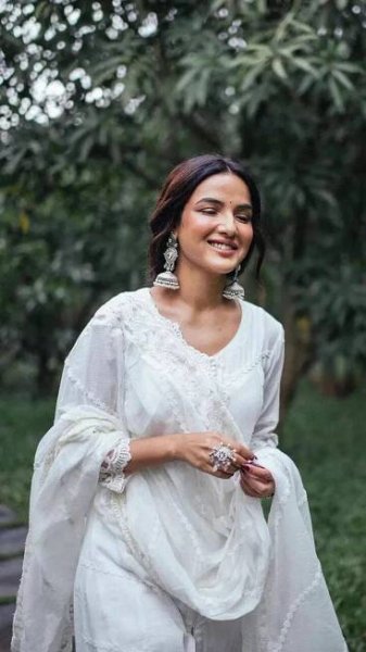 Jasmine Bhasin is a dreamlike vision in stunning white salwar suit