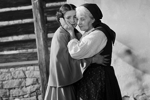 Jarmilu Kurandovou všichni známe jako filmovou Babičku. Jak ale vypadala dříve? Byla mimořádně krásná
