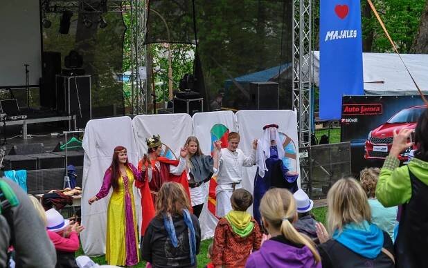MAJÁLES VIMPERK: Náš fotoreportér posílá první várku snímků ze sobotního odpoledne. Zábava nekončíZa krásnější Vimperk