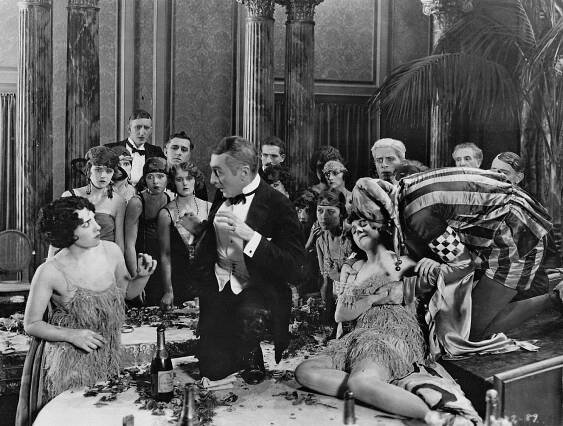 Singed Wings - Z filmu - Bebe Daniels, Adolphe Menjou