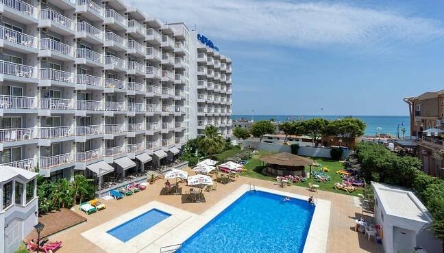 Fachada, piscinas y vistas al mar