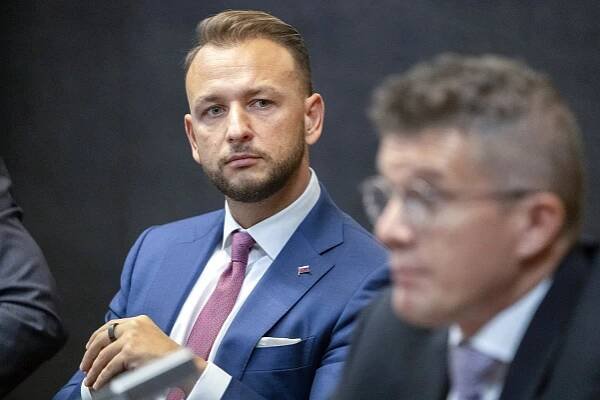 Bývalý šéf NAKA Branislav Zurian (vpravo) a ministr Šutaj Eštok.