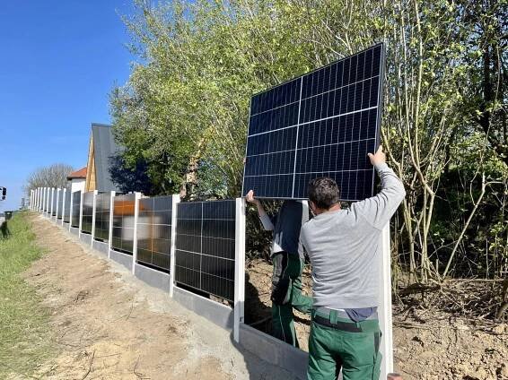 Fotovoltaické záhradné ploty – revolučný systém vertikálnych solárnych panelov