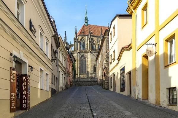 Kolín – domy v ulici Parléřově (centrum) – Kolínsko (Cesty a památky)