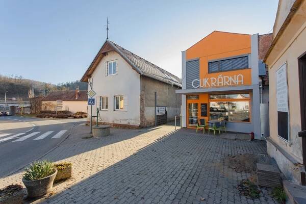 Bílovice nad Svitavou: prodej domu s prosperující cukrárnou a 2 byty v patře - Reality Adamov