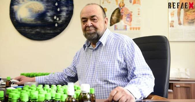 Doktor Jonáš, studovaný léčitel. Neví sice, jak jeho přístroje fungují, ale peníze se mu sypou