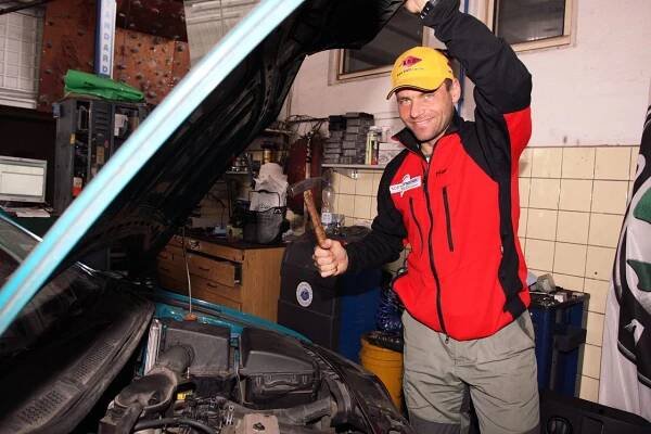 Libor Uher ještě jako pracovník autoservisu ve Frýdku-Místku. Foto: Robert Mročka