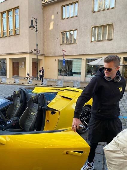 Kamil Bartošek alias Kazma s luxusním Lamborghini Huracan Evo Spyder. 