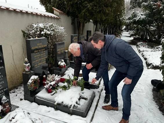 Pavel Pacal a Stanislav Motl u hrobu A. Kaliny
