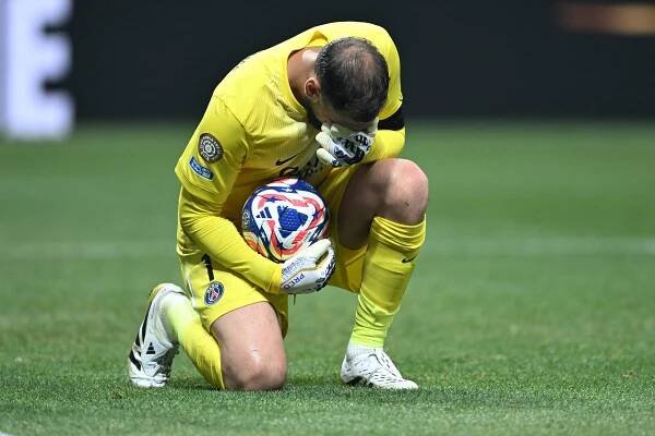 Donnarumma zůstává zdrcený po zranění Musialy. Brankáře PSG se zastal agent