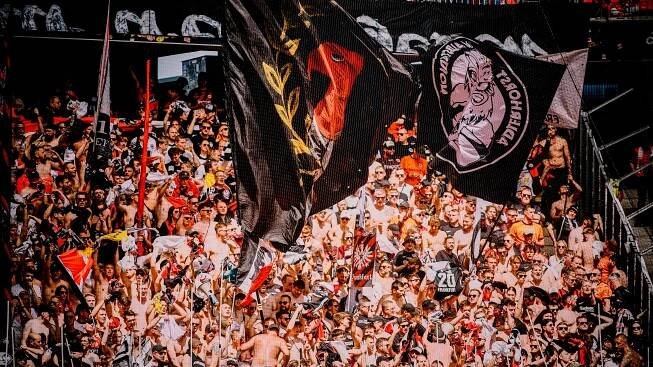Eintracht-Stimmung im Auswärtsblock des Freiburger Europa-Park Stadions.