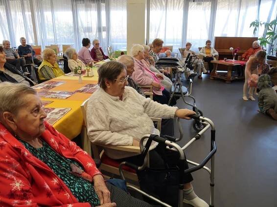 Děti z MŠ U Lišky Pampelišky potěšily seniory divadlem - ADRA Havířov
