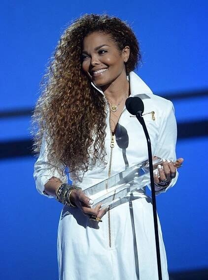 Vážně má padesátku za rohem? Nestárnoucí Janet Jackson převzala cenu v záplavě kudrlinek