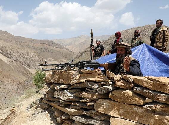 Tálibán dobyl Mazáre Šaríf, jedno ze tří velkých měst kontrolovaných vládou. Získal i provincii Paktika