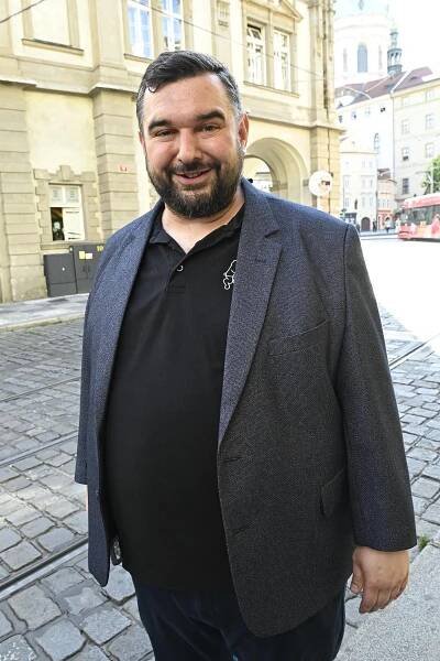 Zádušní mše za Jiřího Krampola. Jeho manažer uspořádal měsíc po pohřbu další obřad, dorazil Vágner, Drobný i Grossová