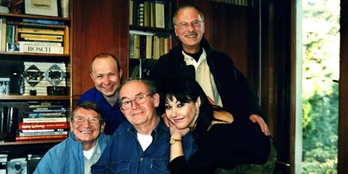 Jiří Datel Novotný, Dagmar Patrasová, Josef Dvořák a Viktor Král, představitel hlavní dětské role Adama, se u příležitosti 20. výročí od seriálu Návštěvníci setkali s jeho režisérem Jindřichem Polákem. 