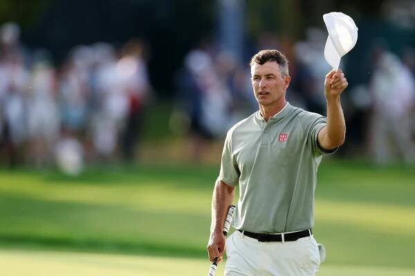 Adam Scott acknowledged the crowd after shooting a third-round 67 to move one shot off the lead heading into the final round of the U.S. Open.