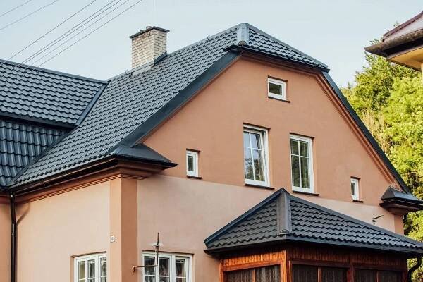 Střešní krytina Ruukki Finnera na rodinném domě v Hanušovicích