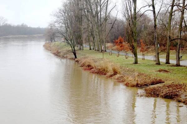 Průtok Labe po dešti znovu stoupl. Řeka se valí Nymburskem třikrát rychleji