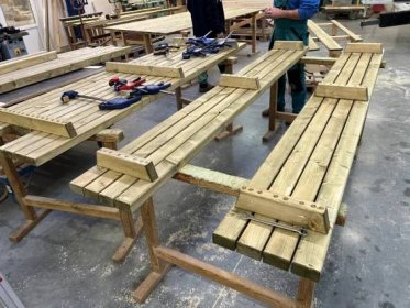Výroba dřevěných lavic pro turistické odpočívadlo které jsou součástí přístřešku