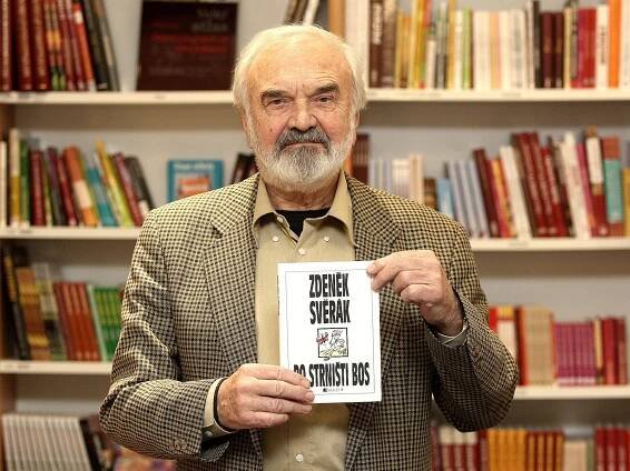 Zdeněk Svěrák čtenářům podepsal knihu Po strništi bos