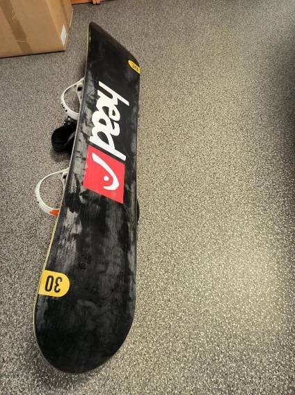 Snowboard - Vybavení na zimní sporty