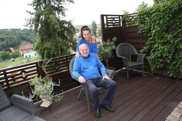 Jak bydlí Luděk Sobota: Romantická pražská vila obrostlá břečťanem a interiér plný vkusných starožitností