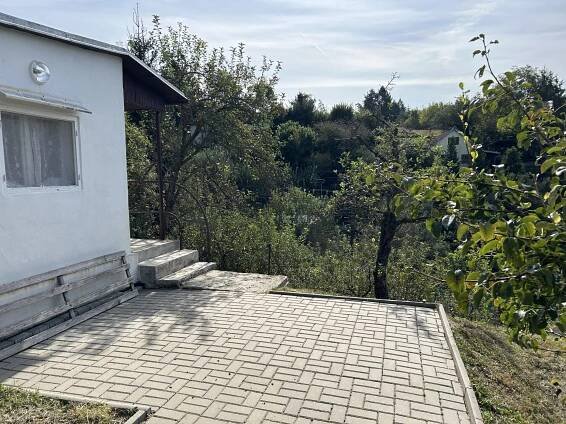 Nabízíme k prodeji zděnou chatu se zahradou v klidné chatové lokalitě v obci Blansko