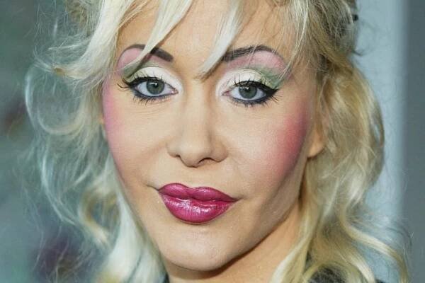 Dolly Buster prošla neskutečnou proměnou. Ukážeme vám, jak dnes tato hvězda filmů pro dospělé vypadá