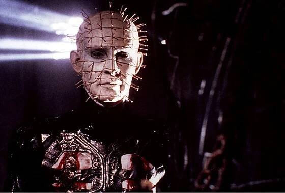 Doug Bradley v hororu Hellraiser režiséra, scenáristy a spisovatele Clivea...