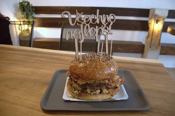 Olomouc v bulce 4: Bistro No. s burgery ve velikosti dortu