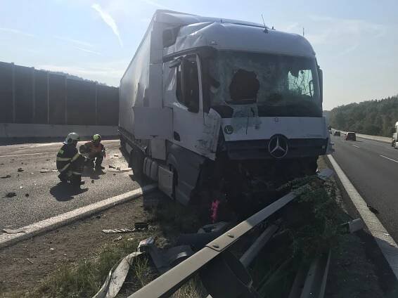 Nehoda tří kamionů zastavila provoz na dálnici D1 před Prahou | POŽÁRY.cz - ohnisko žhavých zpráv | hasiči aktuálně