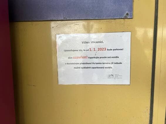 Parkovací dům u vlakového nádraží ve Svinově chátrá. Je na prodej