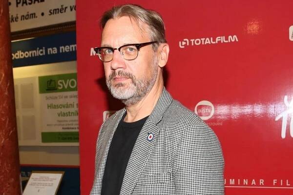 Kendy z Básníků má dvojníka. Při pohledu na hercova mladšího bratra budete myslet, že vás šálí zrak